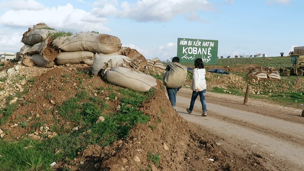 KurdFilmfest's tweet photo. Das KFF freut sich auf „LIFE ON THE BORDER“ von Bahman Ghobadi.
Sieben Kinder aus Kobanê und Şhingal, die in Flüchtlingslagern leben, drehen Filme, in denen sie mit Mut, Ehrlichkeit und Kreativität von ihren Erlebnissen und ihrem Leben auf der Flucht erzählen. https://t.co/Vjh5fnNq2E