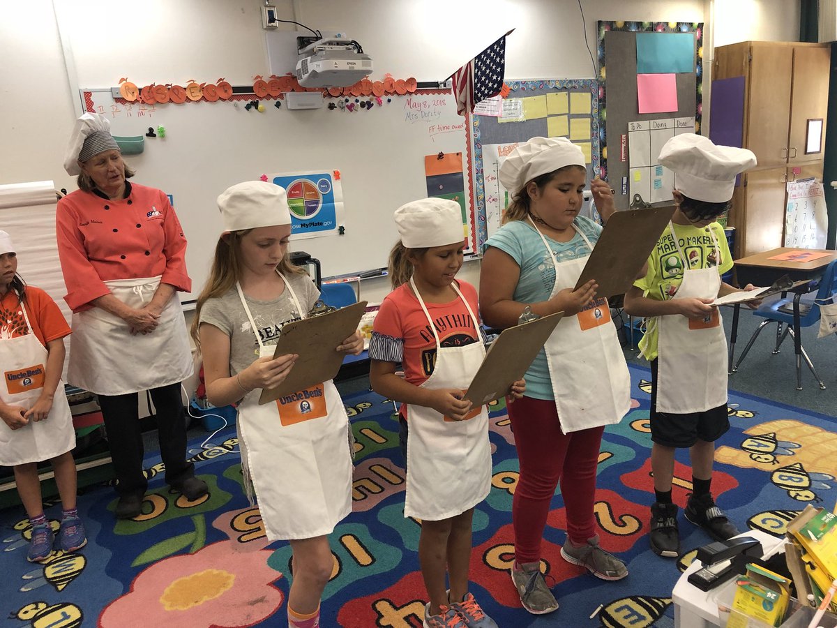OrangeGroveEl's tweet photo. Awesome Harvest Party in Mrs. Dority’s class. Thanks Ms. Mallett! https://t.co/mu6KclTmXC