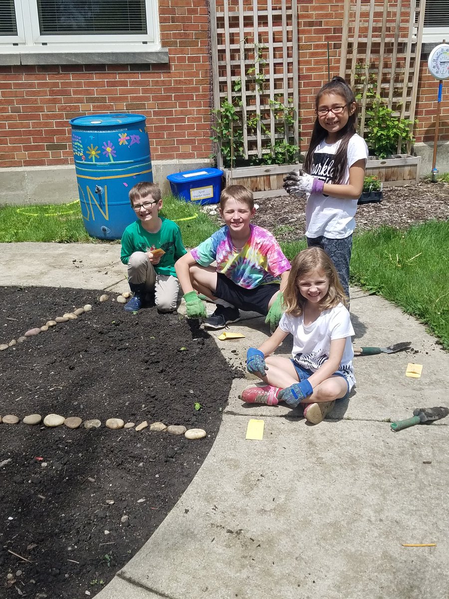 mrskeownsclass's tweet photo. Thanks @madisongarden44 for letting us plant in the Learning Garden today! #weare44 #madison44 https://t.co/eawIeqHZ7k