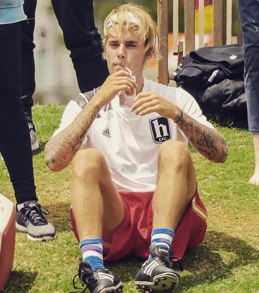 iHeartRadio's tweet photo. When your friends are fighting in the group chat 🐸☕️ | @justinbieber https://t.co/Cd3UygB9gd
