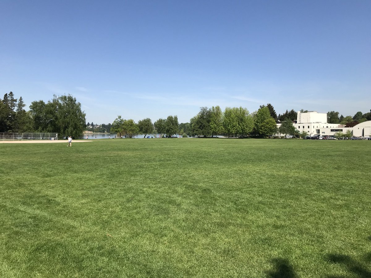 MarketimeFoods's tweet photo. Green Lake is always more enjoyable with a beverage and a snack .  Stop by on your way.  Don’t forget the sunscreen and the sunglasses. https://t.co/0qTPRWThJH