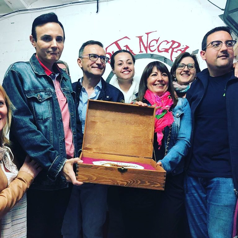 AdrianCasabo's tweet photo. Amb els companys de redacció @revistapoble i els amics de la Penya Pata Negra en l'entrega de la Pata d'Or 2018 a la Revista Poble. #NitDeXulla Vila-real en festes!! #SP2018 https://t.co/vhE0YVmuxC