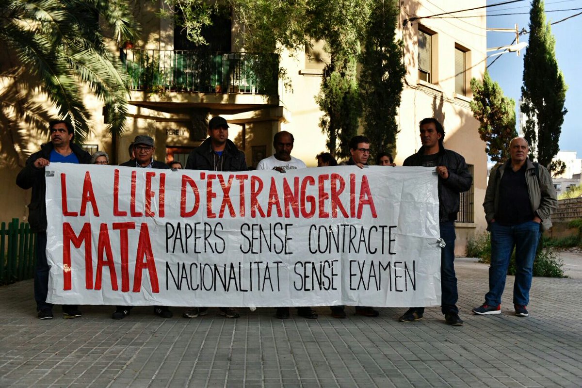 La_Directa's tweet photo. @MallachPhoto @racismenstanca @TanquemElsCIEs @tancadaperdrets @PapersxTothom @PoblenouAVV @eixpereiv Un grup de migrants es tanca a l'església del Sagrat Cor per reclamar "tracte institucional digne i igualitari", en una acció que es defineix com una "extensió territorial" a l'acció @racismenstanca que té lloc des de fa setmanes al Raval https://t.co/c16WtceMA8 #TancadaPerDrets https://t.co/VYBnI2IMwm