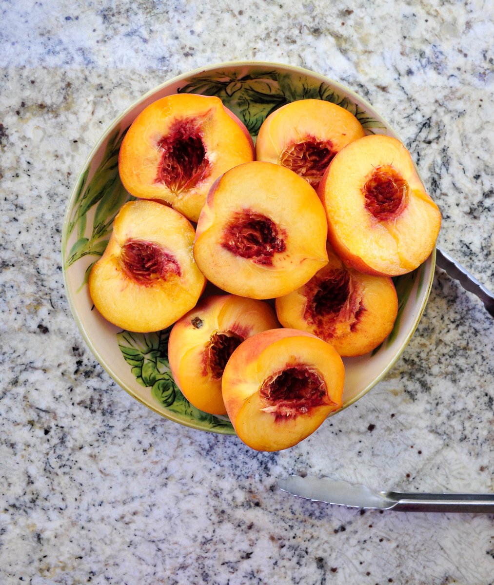 cagrownofficial's tweet photo. Mondays are a little better when you get to share a bowl full of sweet and juicy peaches with the ones you love! ❤️🍑 #CAGROWN https://t.co/BjIq8z2can