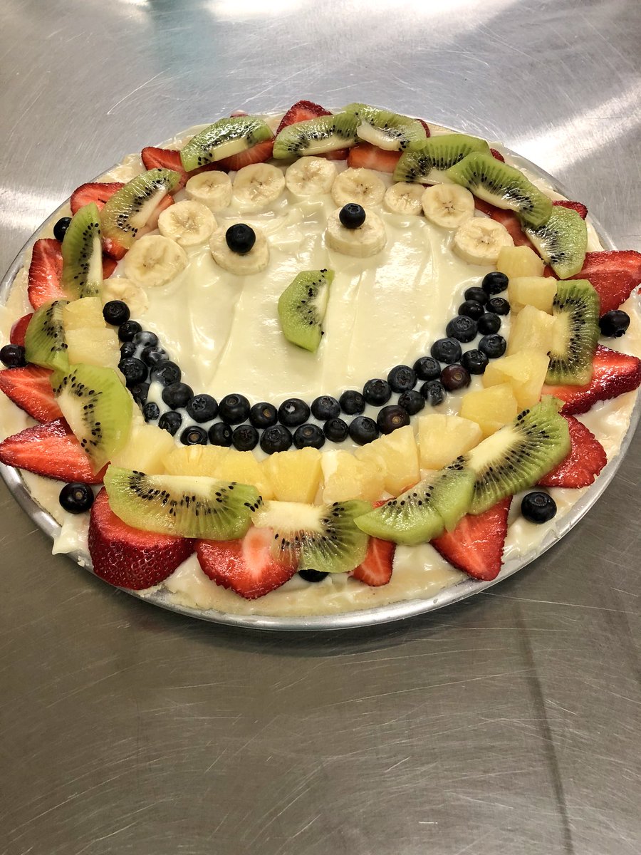 MsZielinskiMHS's tweet photo. Summer weather calls for delicious fruit pizzas! 🍌🍓🥝🍍🇺🇸 #merica #WeAreMehlville #mhsfoodie #msdr9 @MHSMehlville @MHSClassOf2018_ https://t.co/pXrUQ944Bf
