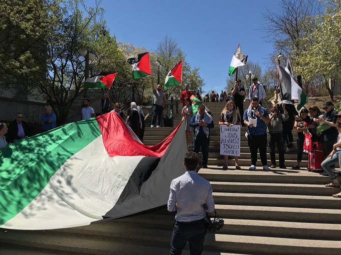 Local Palestinians protest US Embassy move to Jerusalem - ottawamatters.com/local-news/loc… #ottnews https://t.co/Xotz6FonRN