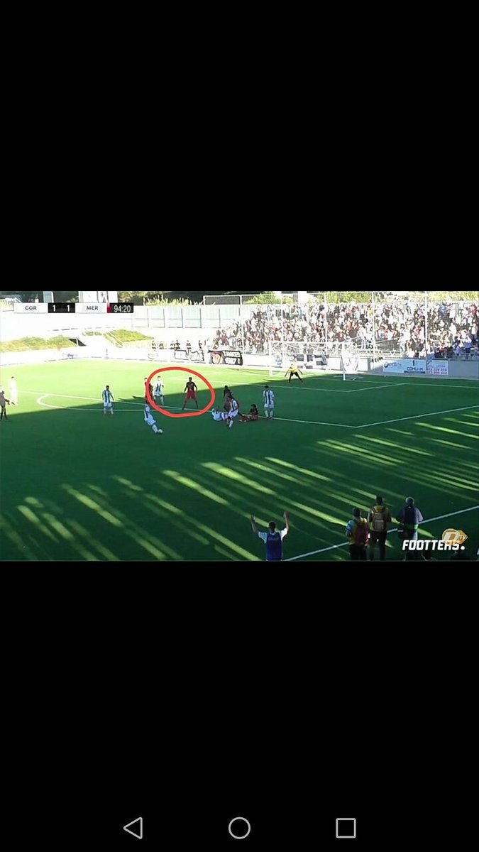 montavez945's tweet photo. @Lulo_Rey @Javi__script @PortalFilial Por partes. 1° ese jugador no tiene un impacto o afecta claramente a la capacidad de un adversario de jugar el balon. 2° incluso comprando vuestro pobre argumento, ese jugador del que hablais, está en línea con el jugador del Mérida. Suerte! 🤚 https://t.co/xkjixe5nYE