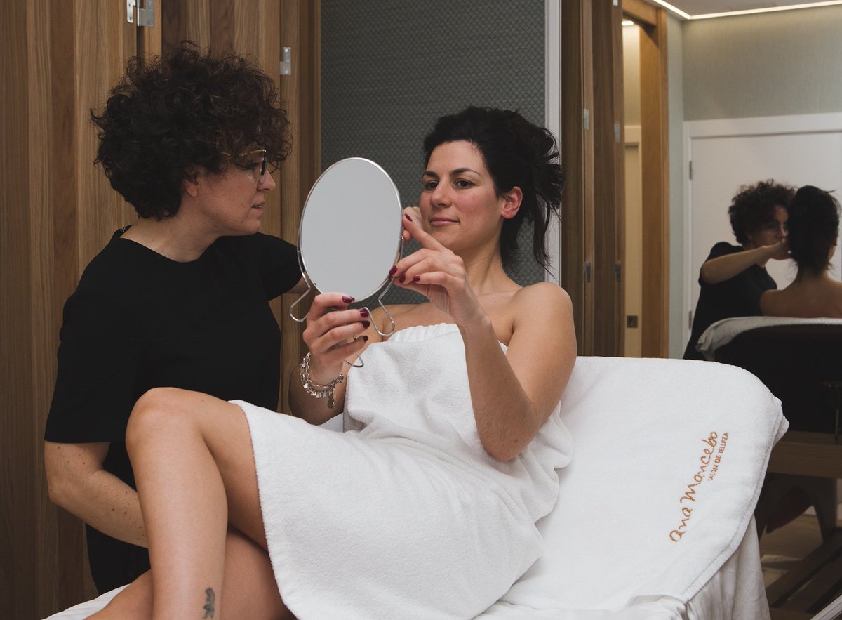 AnaMancebo9's tweet photo. Un trato personalizado, un exhaustivo diagnóstico y nuestras manos, hacen que los tratatamientos sean exclusivos y los resultados óptimos!.
.
.
#anamancebo #tratamientosfaciales #cosmetics #lujo #spainwedding #reducir #reafirmar #radiofrequencia #VitaminaC #InhibitFaceLift https://t.co/GhFcauutYy