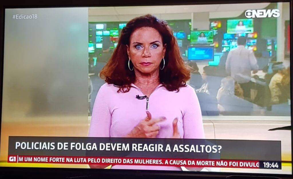 tcmpacheco's tweet photo. Se a Leilane Neubarth estiver em um avião, o piloto e o copiloto morrerem, e entre os passageiros tiver um piloto de folga, ele deve: 
1) assumir o comando da aeronave
2) fingir que não é com ele https://t.co/XDEBEouv00