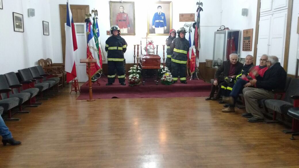 A esta hora voluntarios de las 5 compañías realizan guardia de honor en cuartel general a los restos mortales de nuestro Vol. Insigne Sr. Alberto Mora Nuñez Q.E.P.D. Mañana su funerales se realizarán a las 20:00 en la Catedral para ser sepultado en el mausoleo institucional.