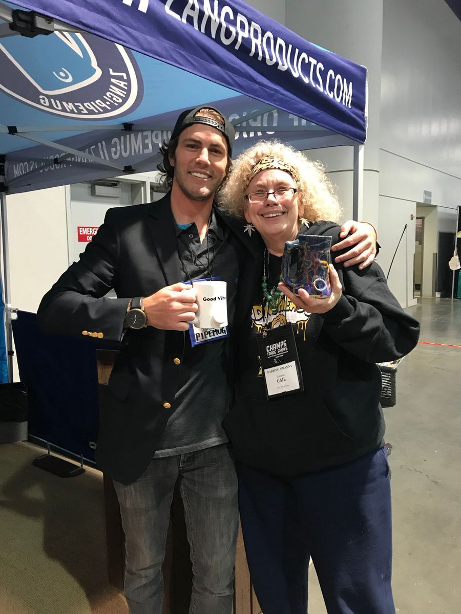ZangProducts's tweet photo. Me and @GrannyDabbin ripping and sipping in Vegas. She got that limited edition #jacksonpollock #Champs #wakeandbake #dabbinggranny #grannyrules #pipemug #CannabisCommunity #highlife #hightimesmag #stoner #ganjagirls #420nurses #smokeweedeveryday #weed #coffee #beer https://t.co/nToPEyByPm