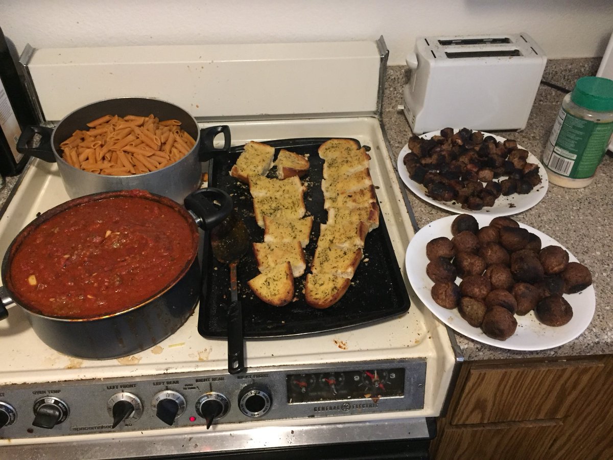 JTblaze420's tweet photo. Spaghetti, Meatballs, Sausage, veggie rigatonis, and Garlic Bread with Parmesan melted on top! Bon Appetite lil bro @Zack_Poff_MP ππ¨βπ³ Chef Blaze strikes again π₯π₯π₯π#chefblaze #spagetti https://t.co/nwegGw5ZlV