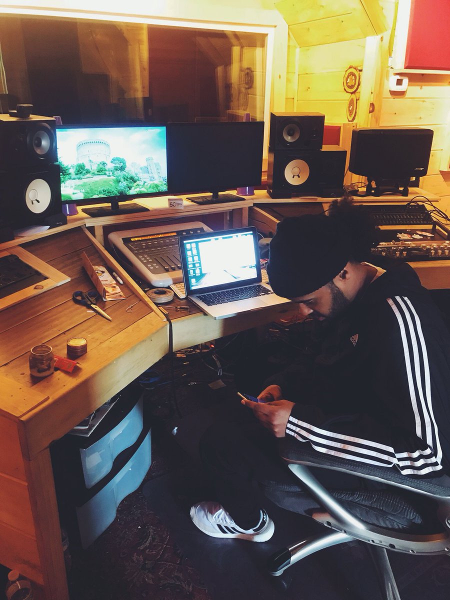 BackRdRecords's tweet photo. Someone tell @iamthyraw to drop something this week 👀 https://t.co/gHCfqlO6UQ