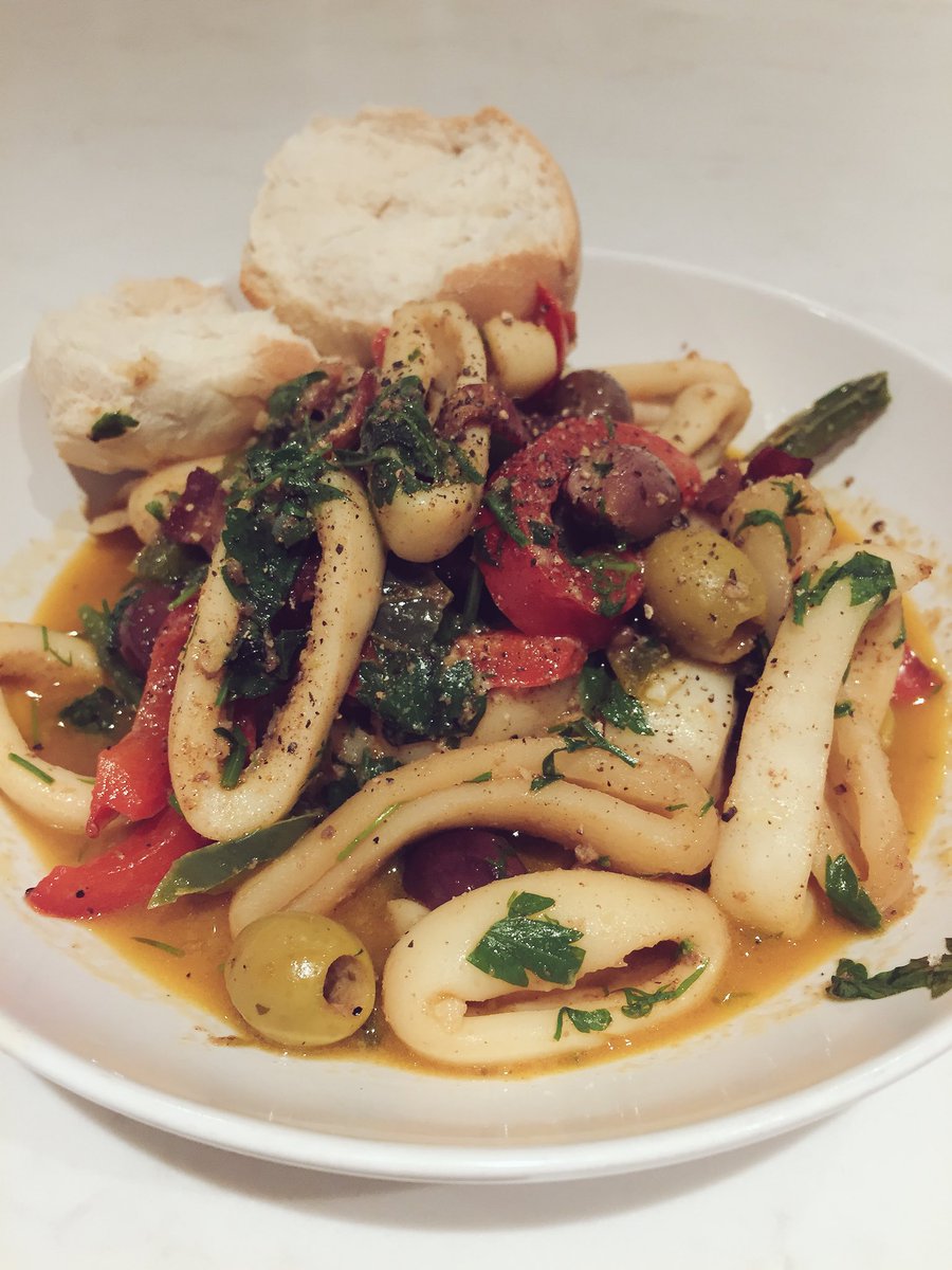 KTBishopcooks's tweet photo. #squid #chorizo #peppers #oliveoil #sherryvinegar #olives #parsley #dill #lemon #crustybread #sortof #spanishstyle #greekstyle #medstyle #mashup #Mediterranean #pretendingtobeonholiday #virtuallythere #sunshinefood #quickeasyrecipe ☀️ https://t.co/IdhpuDfVAU