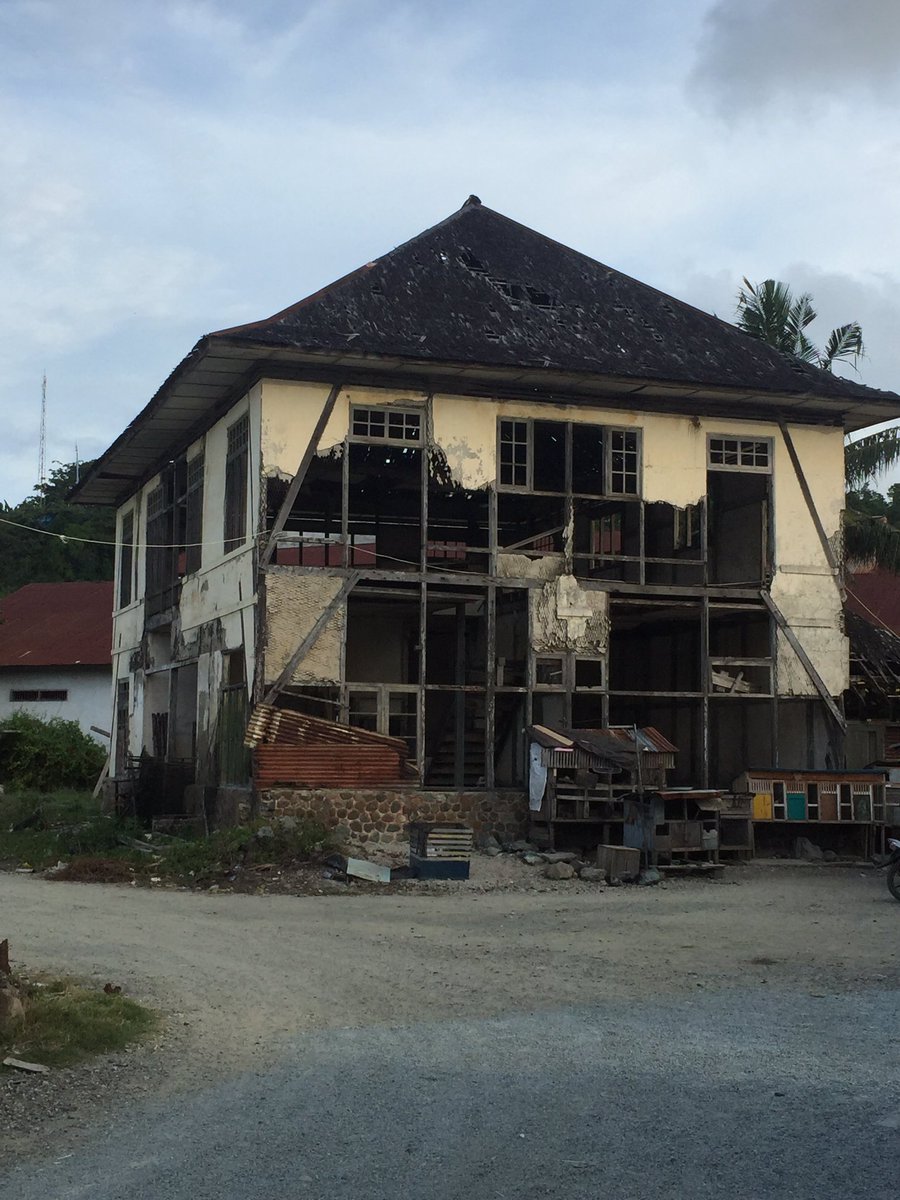 embakrioq's tweet photo. Artefak sejarah pendudukan Belanda di kab. Donggala kondisinya sangat memprihatinkan https://t.co/Yl0ljwKXS0