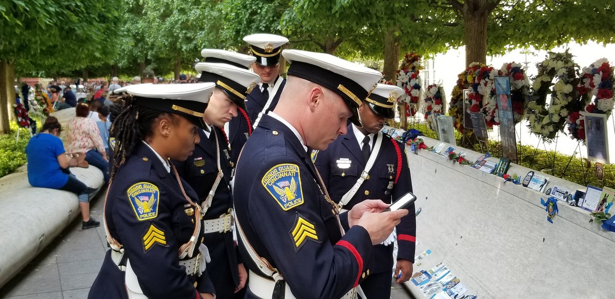 Cincinnati Police Department On Twitter Cincypd Honor Guard Members Pause To Remember Our Fallen Officers Nleomf Before They Take Their Vigil Post Next To Memorial Wreath Https T Co Npug0a1ayj