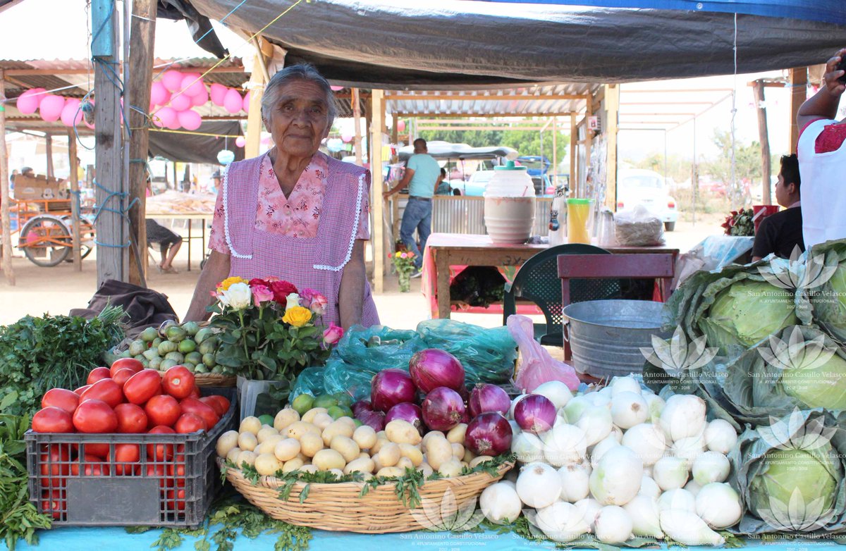 SanAntoninoCV's tweet photo. Así se vivió la 1a. Expo-Feria de la Rosa en nuestra población, un esfuerzo conjunto entre autoridades y productores para dar mayor impulso al comercio local de San Antonino y sus alrededores en la Nueva Central Regional de Abastos. #Oaxaca #ConsumeLocal https://t.co/yiPFKljgEI