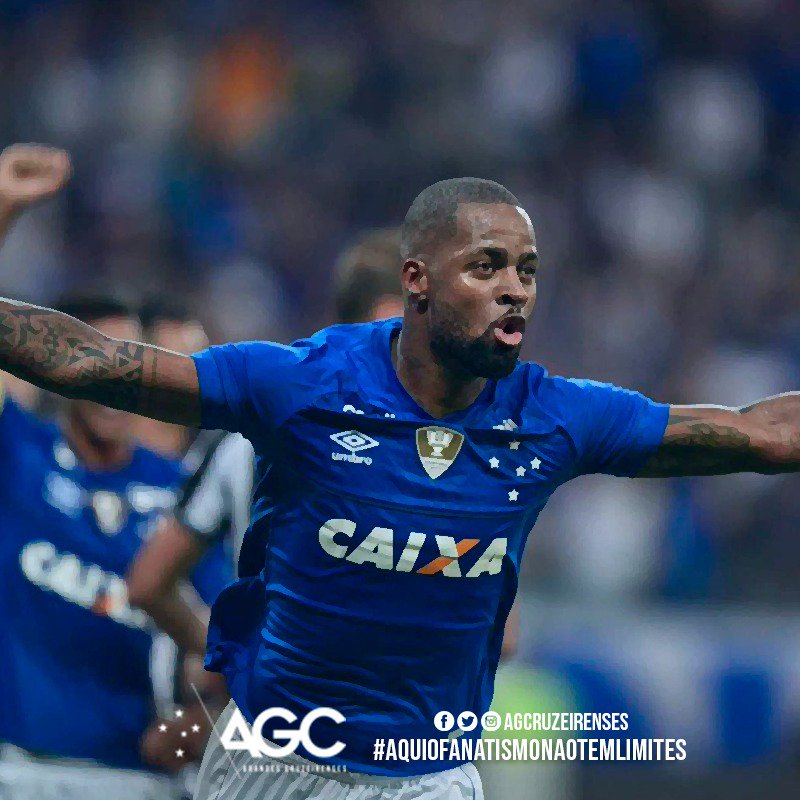 AGCruzeirenses's tweet photo. O MITO VOLTOU!
O reconhecimento de Adenor Tite emocionou o nosso zagueiro e sua emoção passou para o torcedor. Foram anos difíceis, mas nada que o @DedeVital não tenha "desarmado". Sempre estará na Seleção de Ídolos Cruzeirenses. https://t.co/D6bKBpAeEs