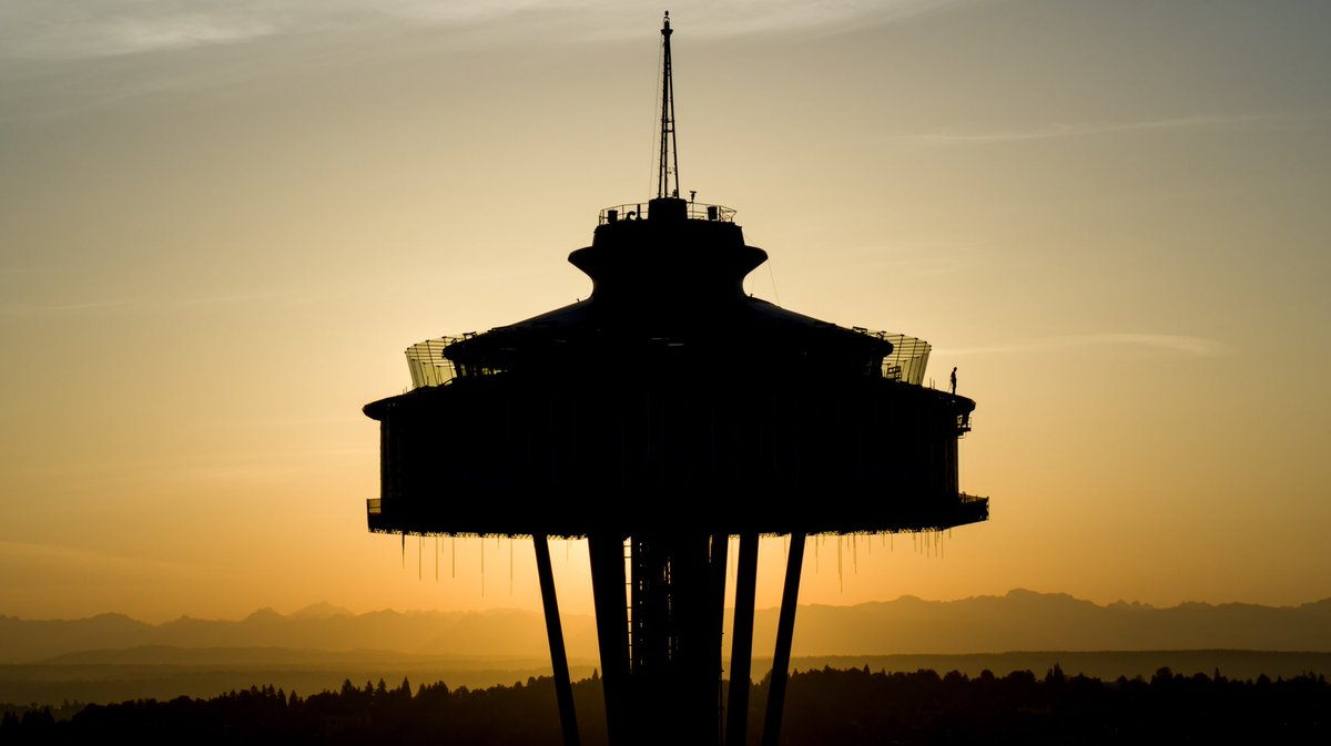 space_needle's tweet image. Livin’ life on the edge #spacelift #motivationmonday 

📸: @ChadCopelandAIR