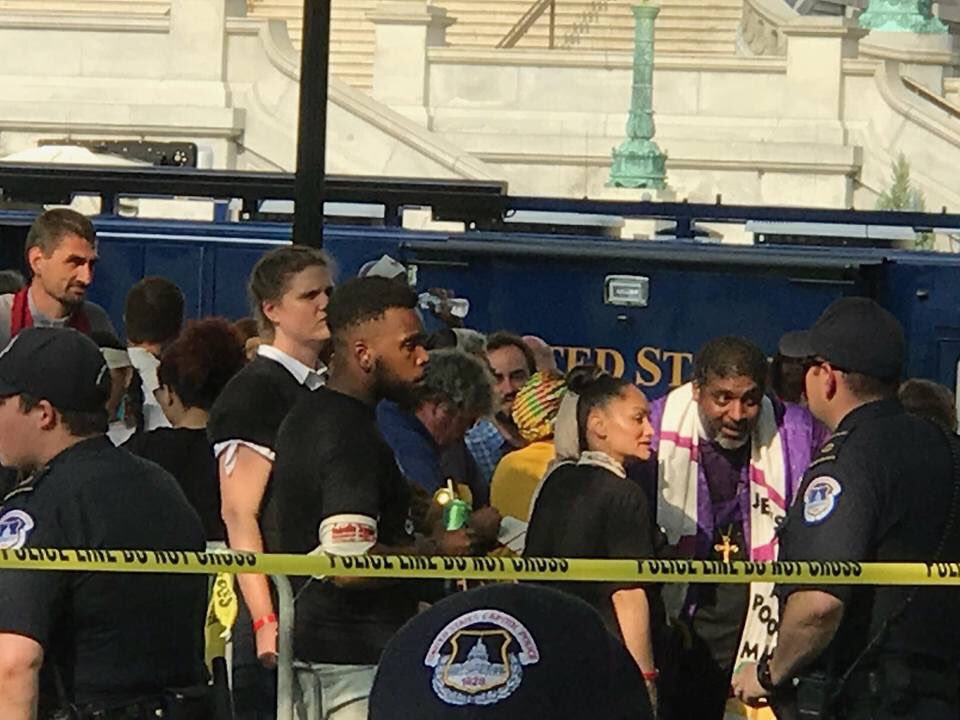 PeoplesParty_US's tweet photo. .@nick_brana, MPP founder &amp; director with Dr. Reverend Barber in police corral for shutting down Independence Ave. in D.C. #PoorPeoplesCampaign https://t.co/bCUNh2zdk4