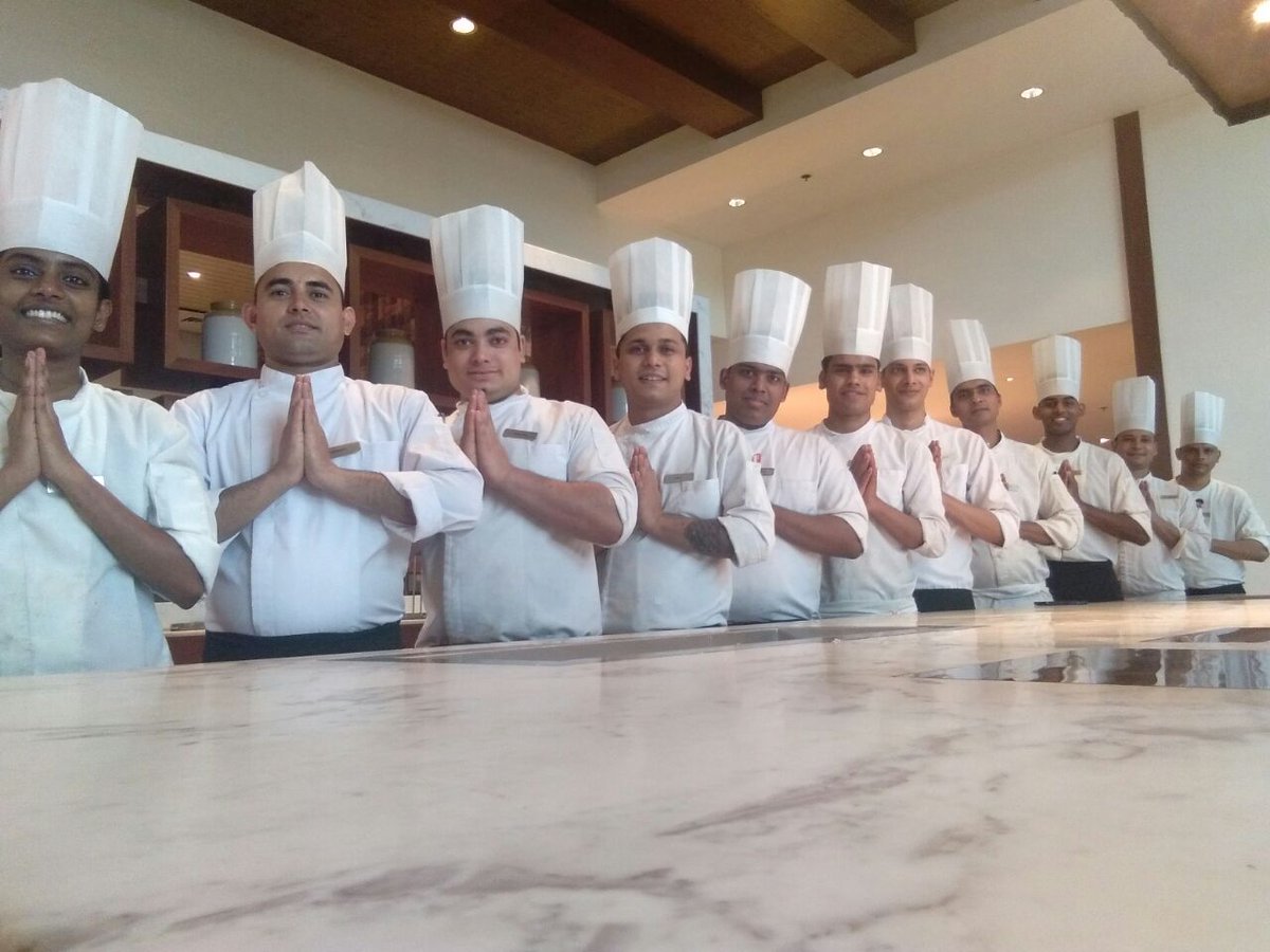 654Ganesh's tweet photo. I am very excited to win the STEPHEN GARFF MARRIOTT AWARDOF EXCELLENCE FOR CULTURAL 2018; Its because Marriott kochi's culture is the best in the world. We lead with the examples.  #MIEXCELLENCE @kochimarriott @marriottinternational @MarriottIntl #Titans https://t.co/Eab9v1HPns