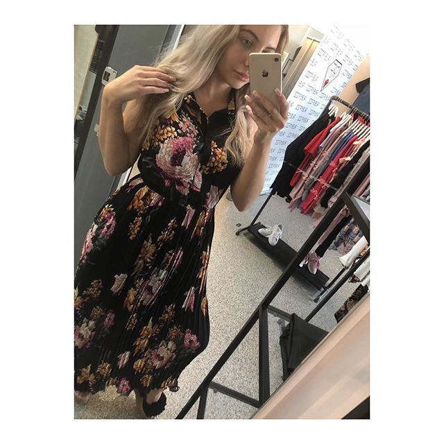 RubyFizzFashion's tweet photo. #mondayvibes
Late night vibes, loving our brand new “Ella” pleated maxi dress🖤🖤 Perfect for on holiday, shopping day or for cocktails with the girls🍸🍸🍸
.
.
.
#instafashion #instablogger #bloggerbabe #rubyfizzclothing #fashiongram #fashionlife #f… https://t.co/FOYCxdiXYZ https://t.co/Dh5BTZPgaF