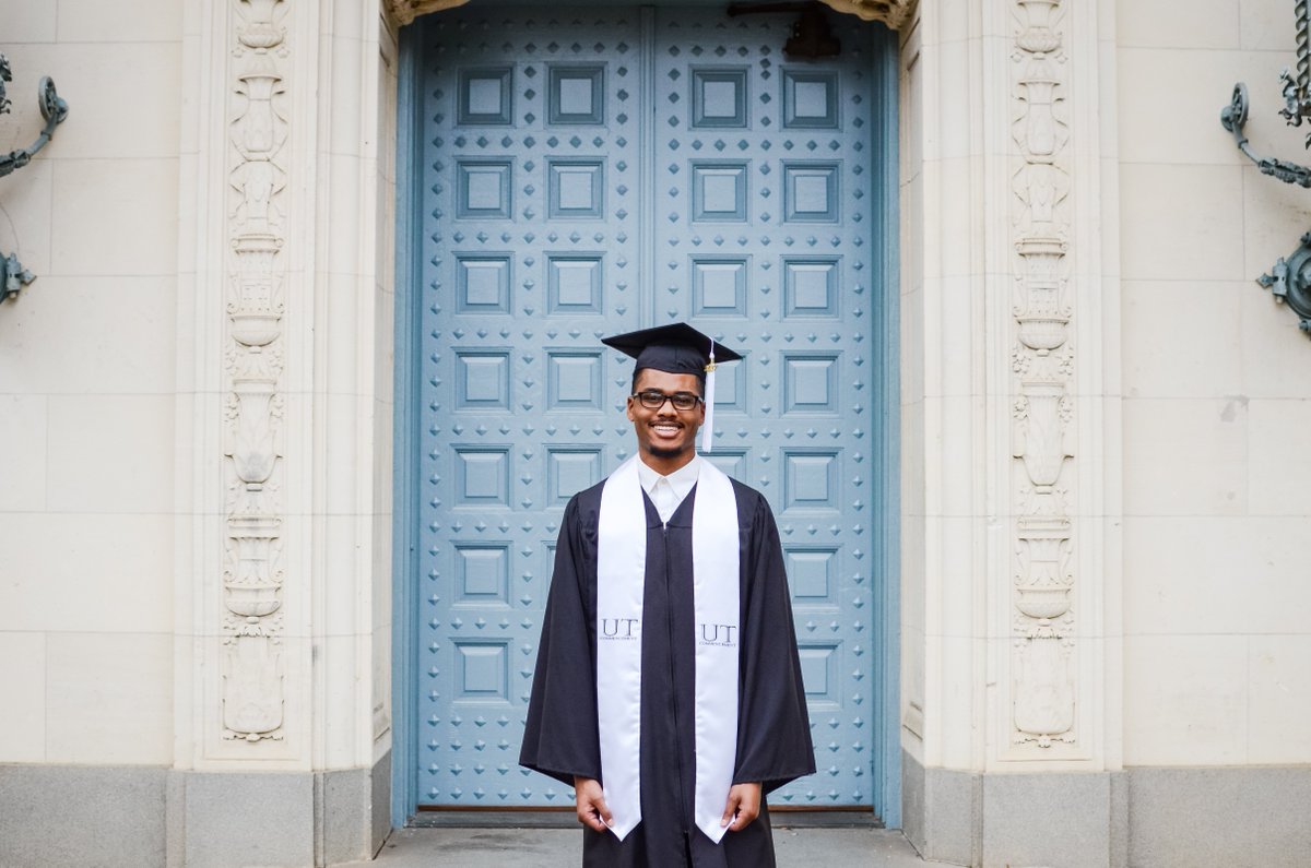 universitycoop's tweet image. .@UTAustin graduates keep over 200,000 water bottles out of the landfill each year with these gowns made from recycled water bottles 🌿 Learn more about caps + gowns &amp;amp; how 2 care 4 them so you look fabulous this weekend! 👉 universitycoop.com/blog/care-for-…
#UT18 @UTAustin18 #LonghornGrad