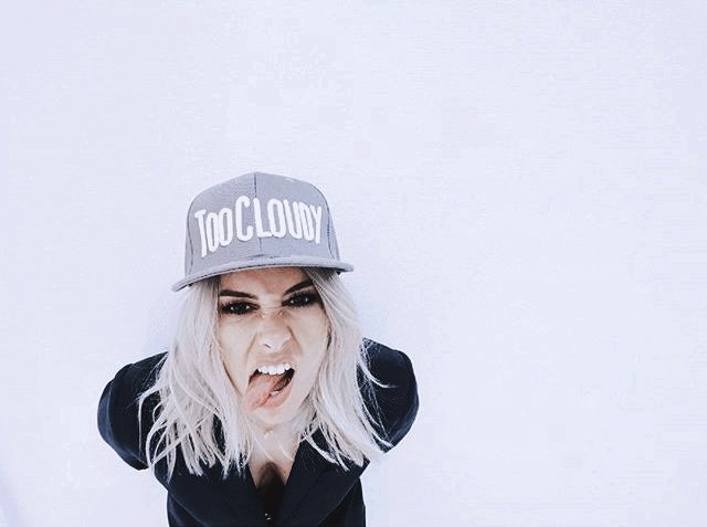 ⌜❛Ellα eѕ υɴ rαro deѕαѕтre.
   Eѕe deѕαѕтre qυe ɴo cυαlqυιerα 
   pυede coɴтrolαr y eѕα rαrezα qυe
   pocoѕ pυedeɴ eɴтeɴder. Aѕί eѕ ellα.❜⌝