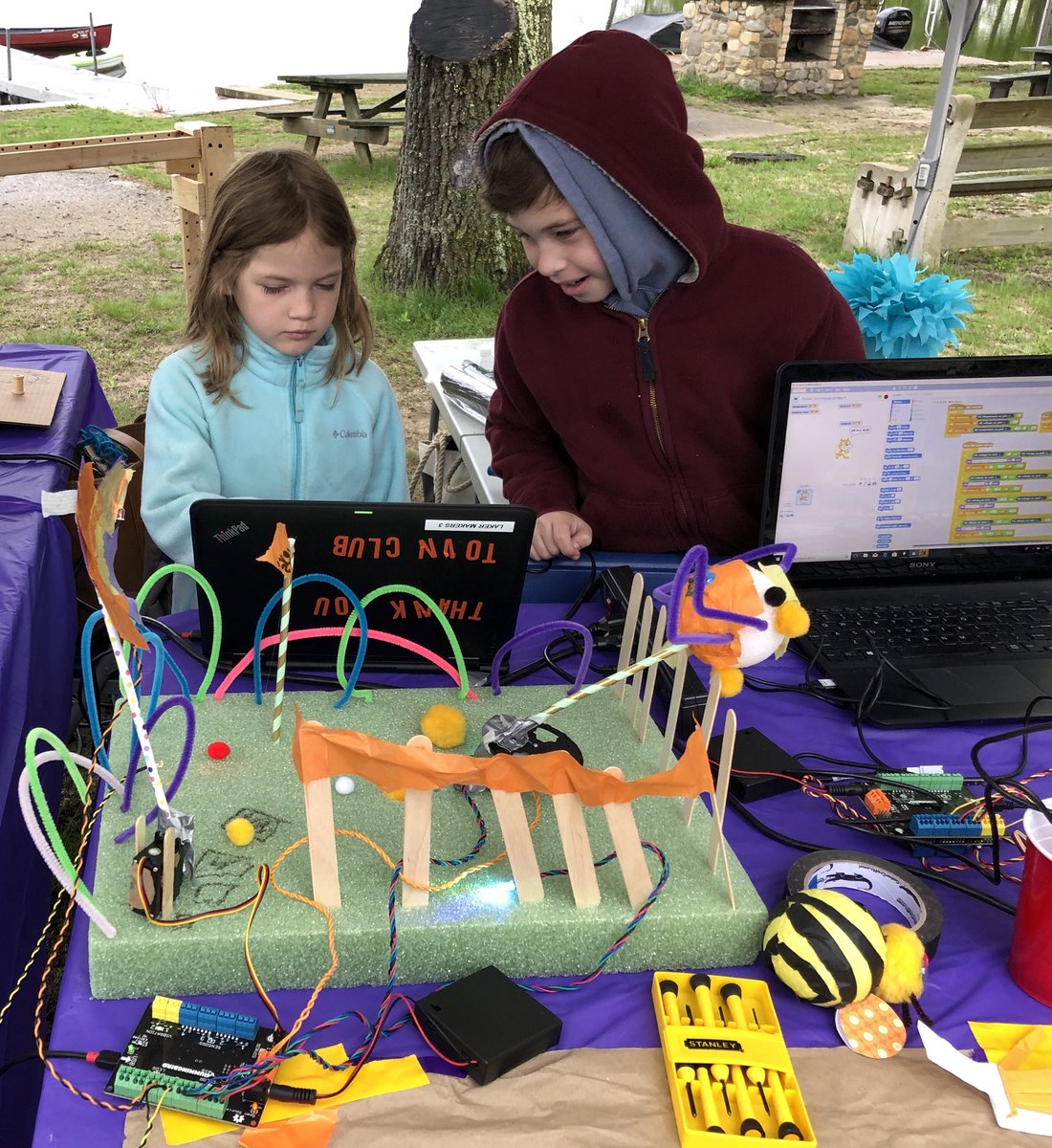 ProjMakerspace's tweet photo. Helping a Jr. Maker troubleshoot @GlobalMakeathon  @birdbraintech  @scratch https://t.co/a48hVgNA2f