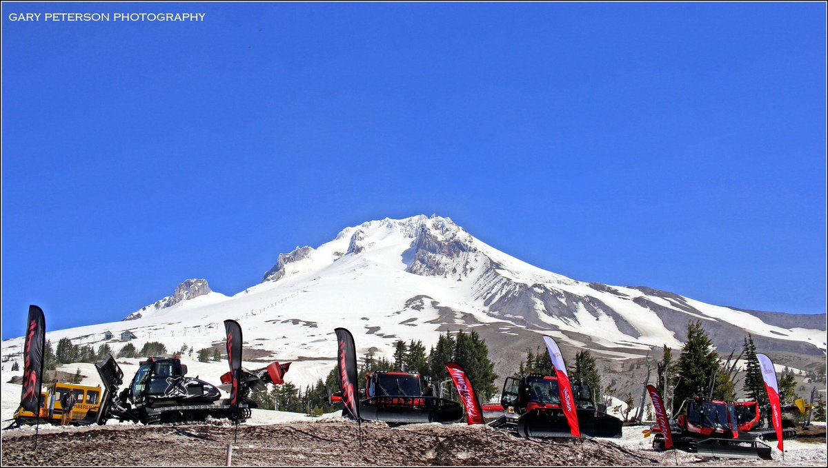 'Proud'
A proud line up of Pisten Bullys at Timberline Lodge this morning. #timberlinelodge #pistenbully #omht #mthood #cascades #snow #mountains #pnw #onlyinoregon #oregon #upperleftusa #cascades