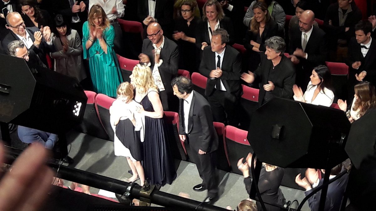 Debussy debout près d'un quart d'heure pour ovationner le fabuleux #LesChatouilles, film de trauma qu'on prend comme une torpille en pleine gueule. Chaotique, drôle, parfois maladroit, toujours édifiant. Phénoménale Andréa Bescond.
#Cannes2018