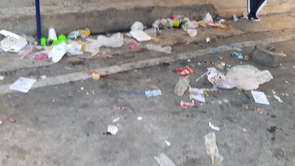 _arraperez's tweet image. Mga basura at campaign posters, nagkalat sa labas ng ilang paaralan sa Quezon City #Halalan2018 @DZMMTeleRadyo