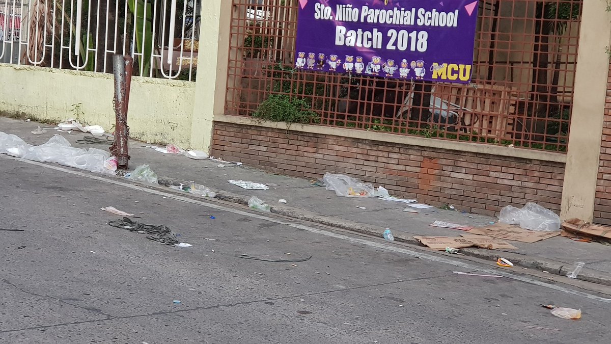 _arraperez's tweet image. Mga basura at campaign posters, nagkalat sa labas ng ilang paaralan sa Quezon City #Halalan2018 @DZMMTeleRadyo