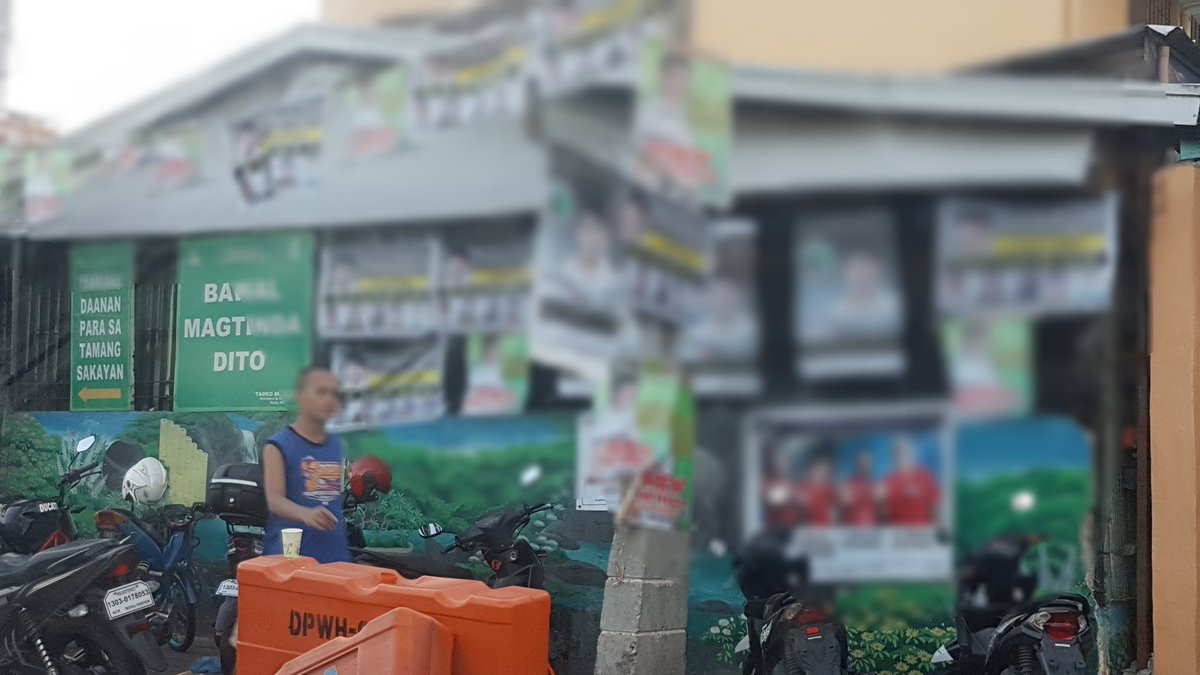 _arraperez's tweet image. Mga basura at campaign posters, nagkalat sa labas ng ilang paaralan sa Quezon City #Halalan2018 @DZMMTeleRadyo