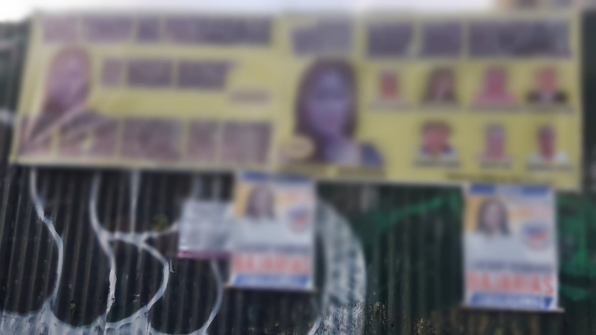 _arraperez's tweet image. Mga basura at campaign posters, nagkalat sa labas ng ilang paaralan sa Quezon City #Halalan2018 @DZMMTeleRadyo