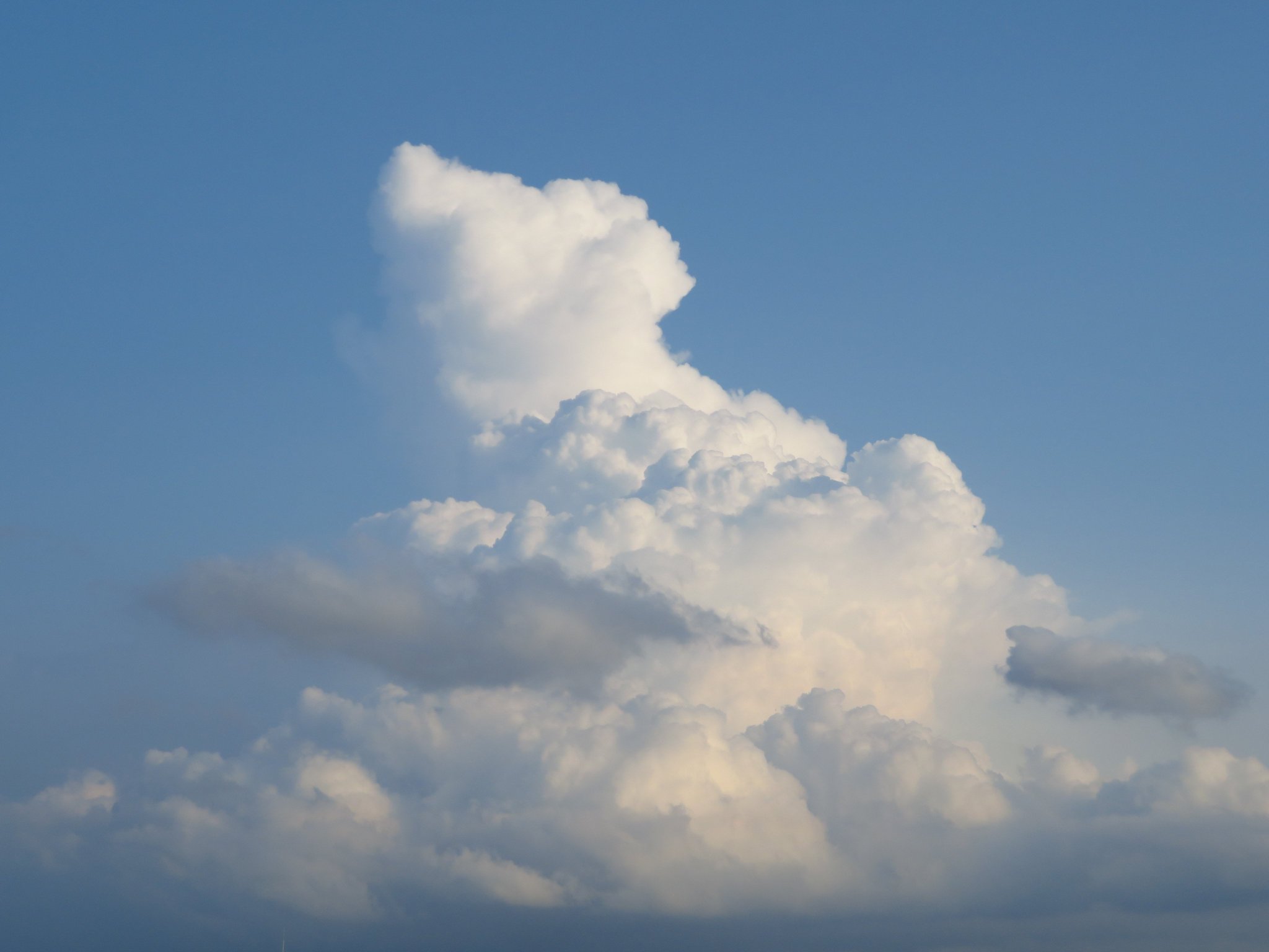 雲の上 雲の上の丘に沈む夕日の写真素材・画像素材 Image 45481993