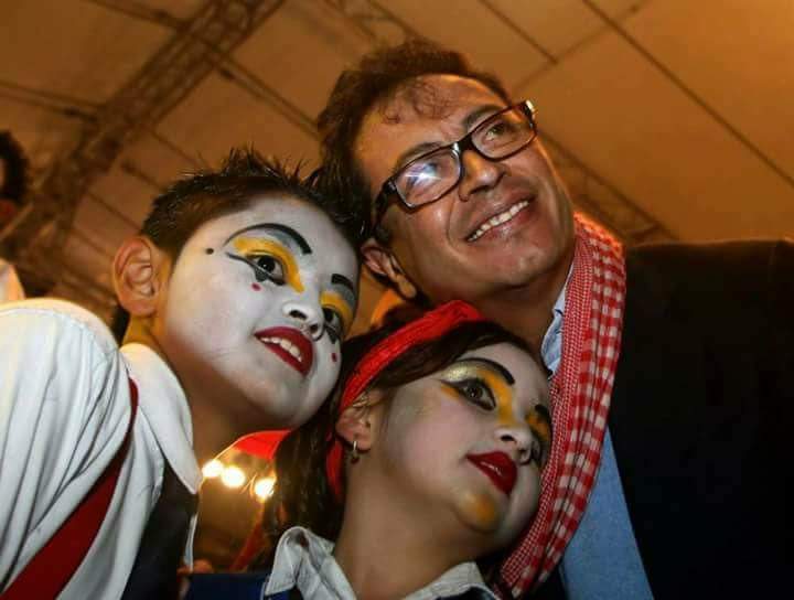 THOMMASLION's tweet photo. Mis hijos años atras con el futuro presidente @petrogustavo @yoapoyoapetro @GustavoBolivar @Humanidadya @GiordanoBrunoFi https://t.co/r8aIBP40pl