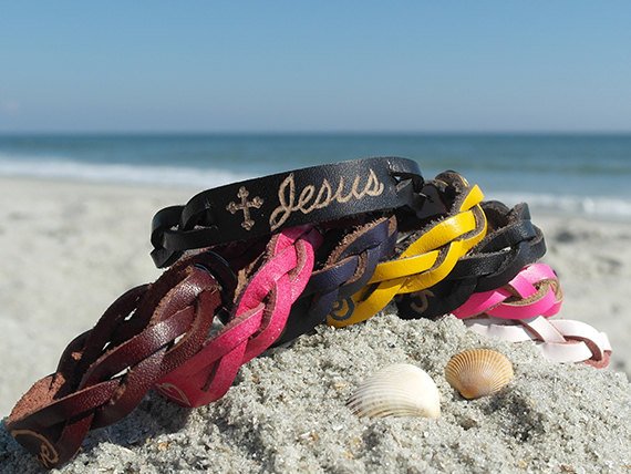 Shockwavemb's tweet photo. Leather engraved Bracelet - Custom Engraved Leather Bracelets - His and Her Personalized Bracelets https://t.co/kpxQi4Ktl5 #ShockwaveMB #Etsy #CustomName https://t.co/Vujq61RMVd