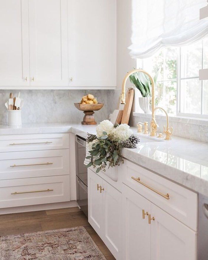 A clean kitchen is a happy kitchen! @nicoledavisinteriors use of gold hardware and light accents makes this space shine! Copy her look with the link. low.es/2HLhf69