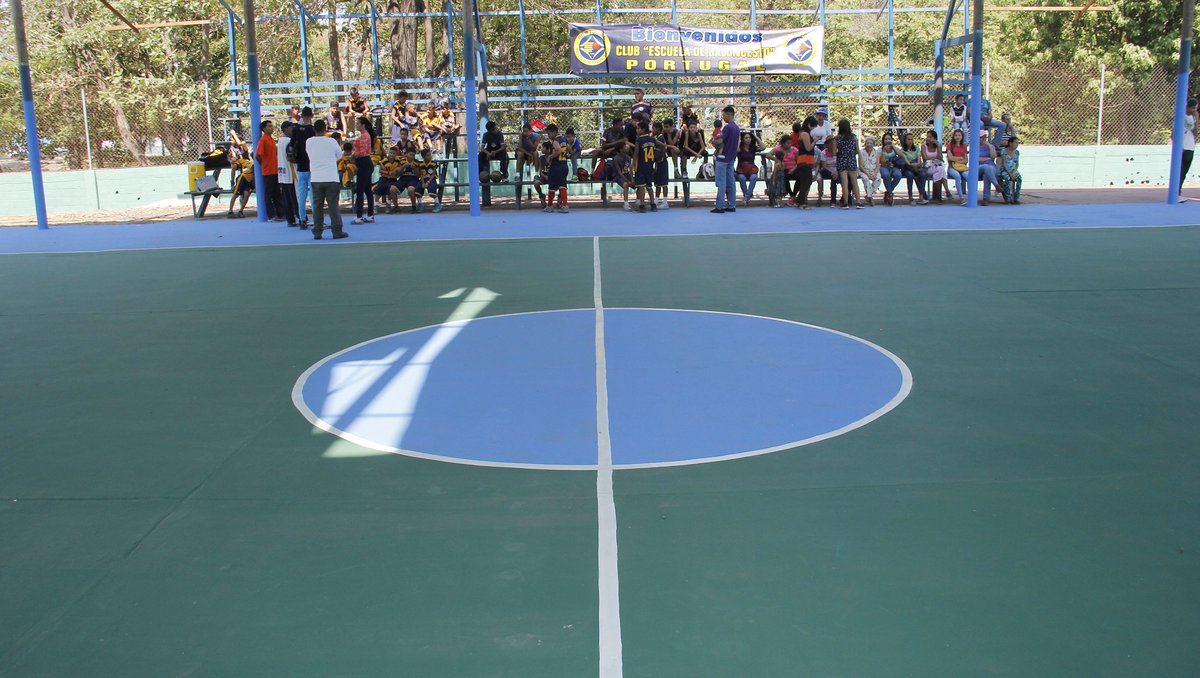 Más de 300 niños y jóvenes del sector Portugal podrán utilizar nuevos espacios deportivos para la sana recreación dijo el alcalde de Barcelona, Luis José Marcano, siendo la cancha de usos múltiples entregada a las comunidades @AlcaldiaBna <a href="/luisjmarcano/">LJ</a>