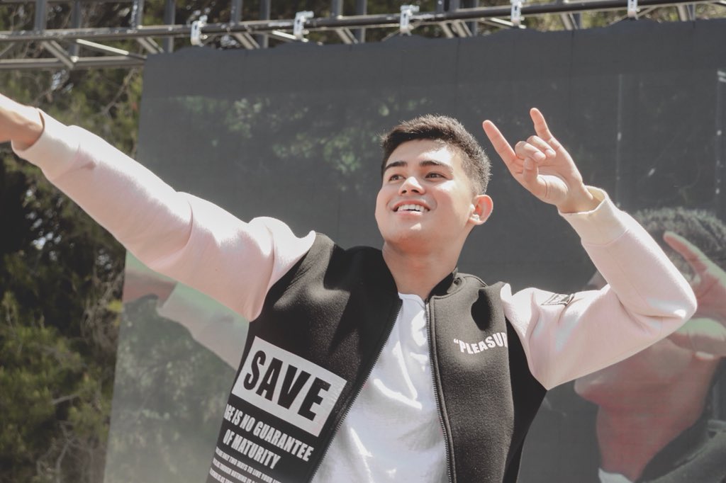 _alyssanepo's tweet photo. Now I'm sitting next to you, singing you this song. Please notice me, cause I've been here all day long. πΆ
the most down to earth artist Iβve ever met ππ @ImPascualInigo π€π» #TIKIMrun https://t.co/fA3quwFBTf