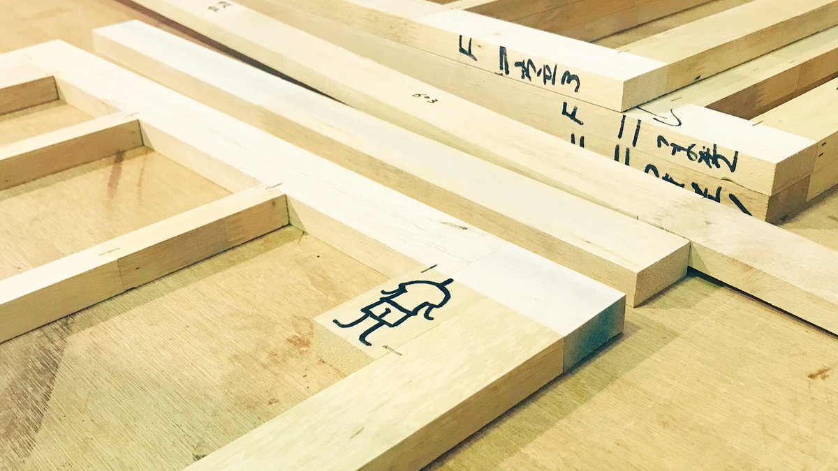 day_flipper's tweet photo. 工場長のニコちゃんマークは
家具の骨組みとしてお逝きになられました。 https://t.co/HrKqgSAzEr