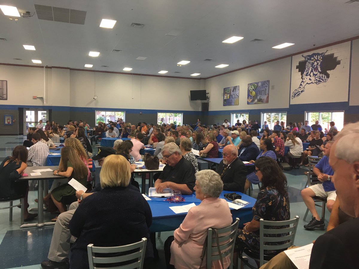 jimflynnkysupts's tweet photo. Big crowd on hand for the annual #FSHS Senior Awards Night! Love recognizing our seniors in the #Classof2018! #FSProud #WeAreFS https://t.co/282vVwJsAJ