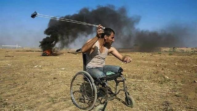 ENGELLERİ AŞAN BİR İMANLA İSRAİL'E DUR DUYAN FADİ ABU SALAH. AMA engelli olmadığı halde vicdan perdesini aralayaman engelliler!!Yek vücud olma zamanı gelin Hep birlikte zulme karşı duralım  ....