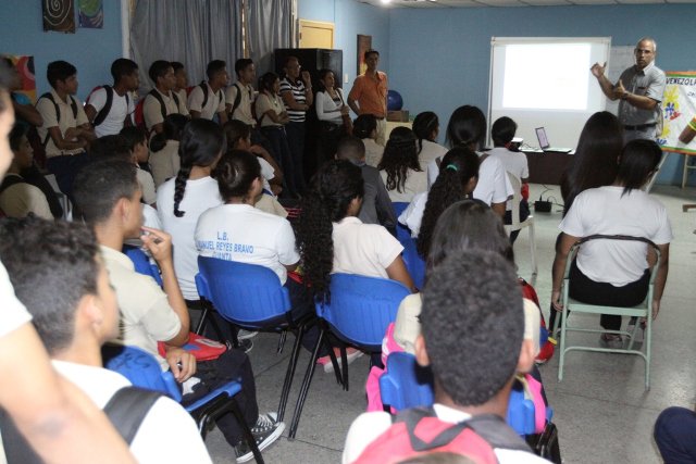 250 estudiantes del Liceo Bolivariano Manuel Reyes Bravo, ubicado en el bulevar Cacique Toronoima del municipio Guanta, realizaron un taller de emprendimiento basado en las oportunidades productivas y socioproductivos que se pueden lograr en el estado Anzoátegui