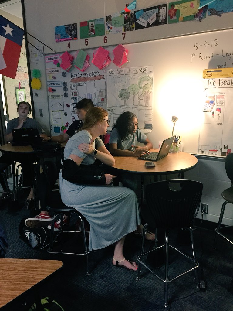 Baker_READ's tweet photo. Thank you to our amazing @DoerreDLS for coming in to help my kids with their final products for their Passion Projects! #shesthebest #websitequeen #presentationsnexttuesday https://t.co/UQwX4ACZPc