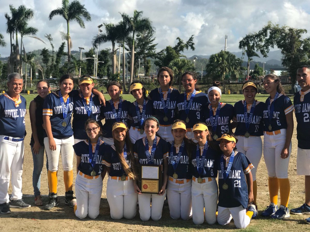 ND_Knights's tweet photo. #PRHSAASoftball⚾️ CAMPEONAS 🏆 El equipo de softball recupera el campeonato cuando vencen 10-0 a María Reina Sherlimaris Sepulveda y Gabriela Garcia 3-2
Claudia Ortiz 3-2 con hit de oro
Gano el juego Vaneli Munoz 7 K. Felicidades #KnightsNation💙💛⚔️⚾️🏆 #LadyKnights https://t.co/blXt6gXSDM
