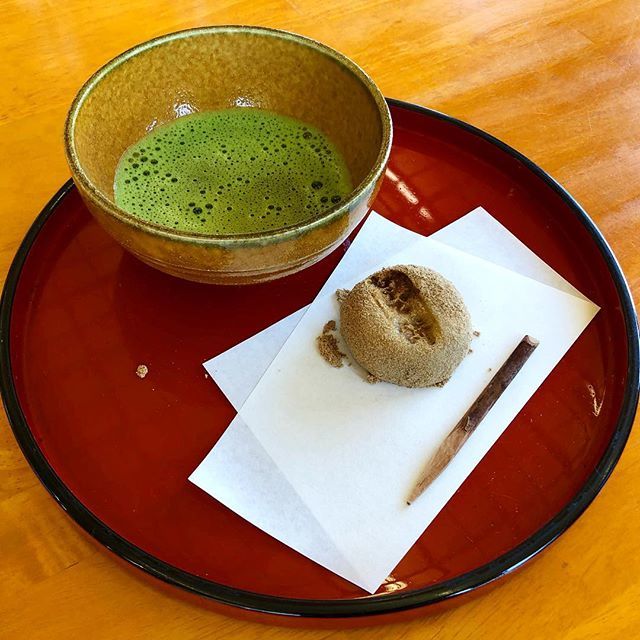 Japan_Flaneur's tweet photo. Встречаем новый день чашкой ядреного #маття и настоящими модэмоти - рисовыми лепешками с начинкой из сладкой фасолевой пасты в обсыпке из сушеных бобов. Моудэмоти переводится как «паломническая рисовая лепешка» - их подают в прихрамовой чайной на старинн… https://t.co/JN1YnJDMF2 https://t.co/xPRcfIqhcA