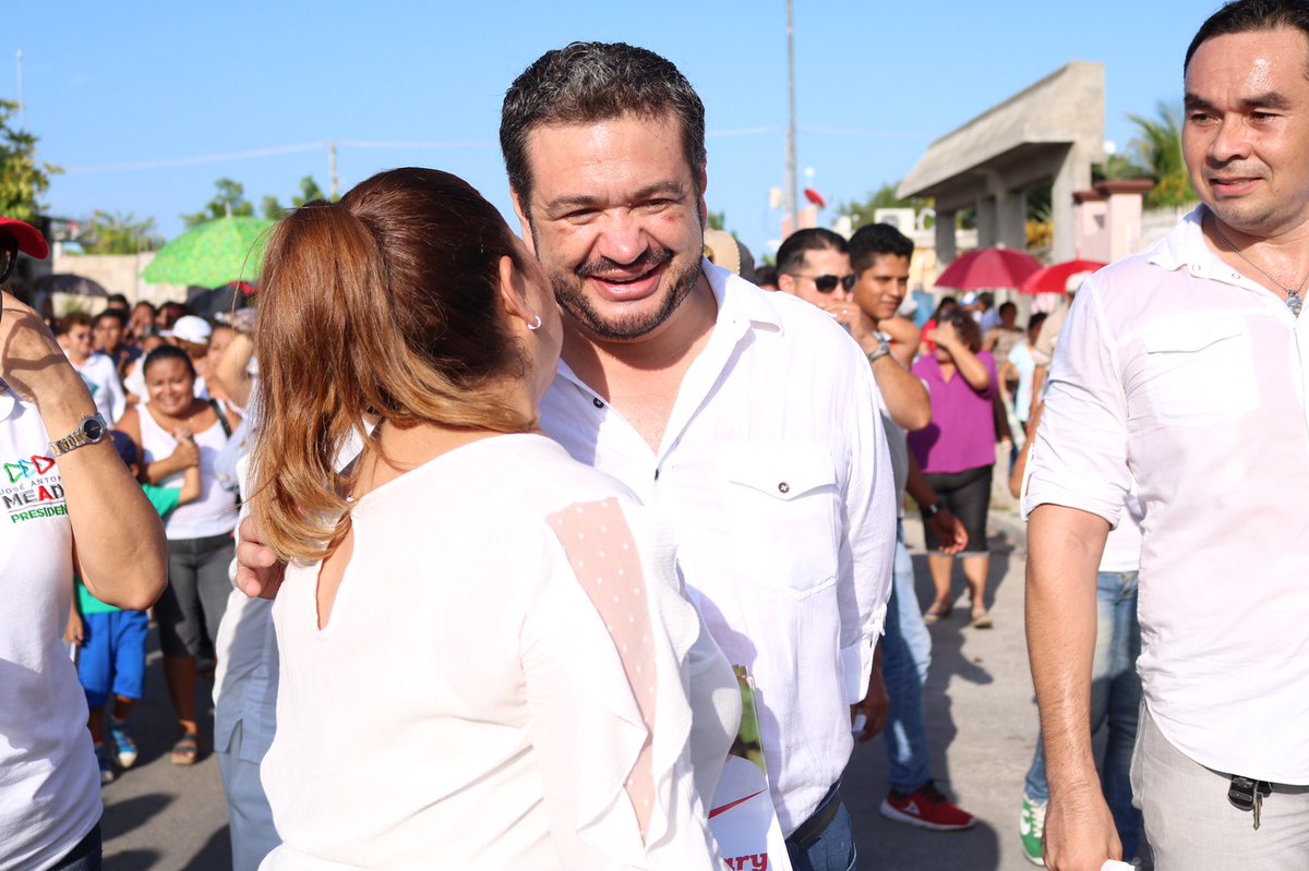 PVEMOPB's tweet photo. Nuestro líder del #PVEM municipal @IsraHdez74 acompañó esta tarde en su arranque de campaña a nuestra candidata @MaryHadad en su recorrido por el Fracc. Caribe. https://t.co/BwBPy6HDqu