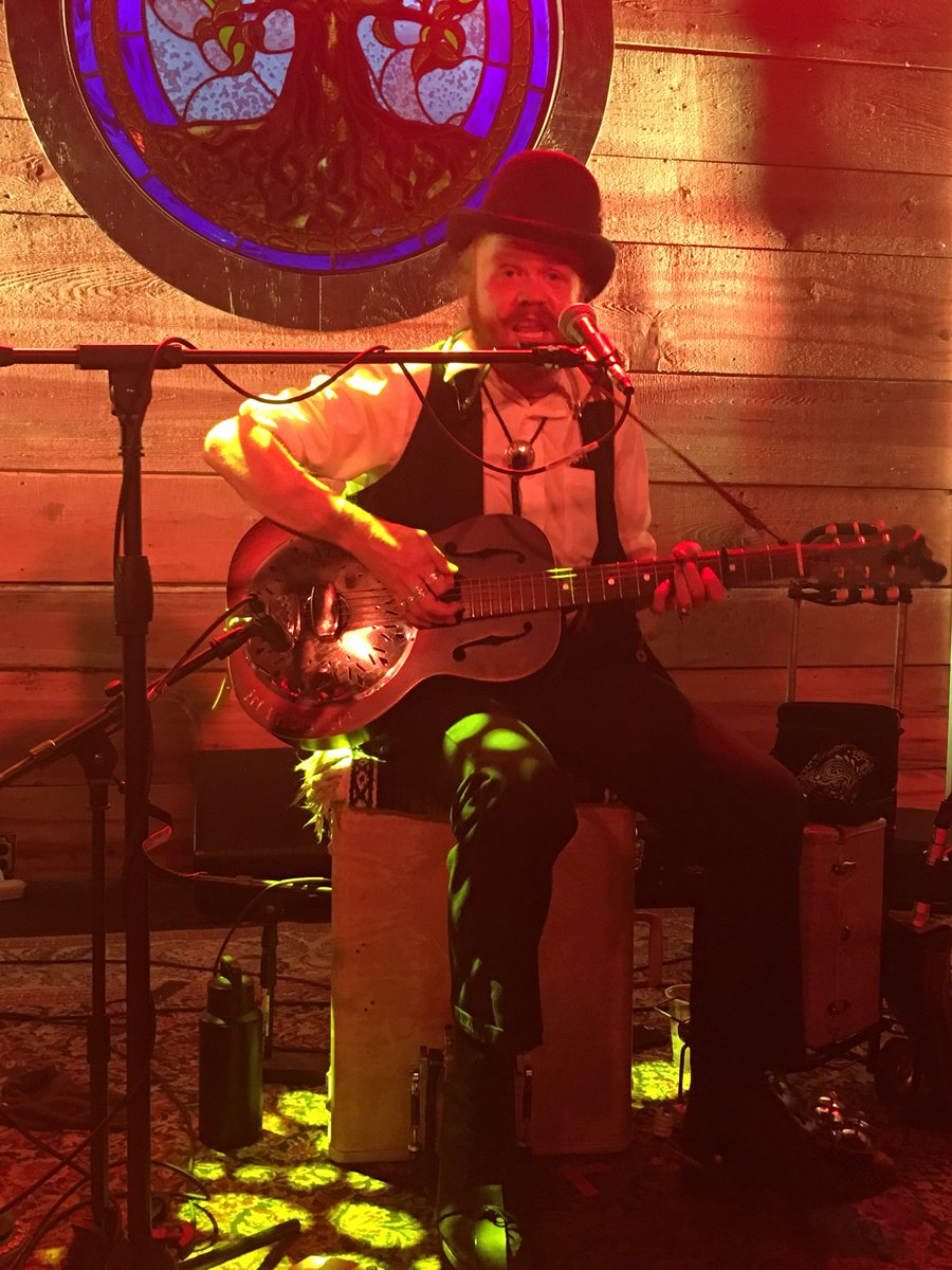 awalley1979's tweet photo. A bit of a delay sharing, but thanks for the happy times! If yโall get a chance to see Abby the Spoon Lady & Chris Rodrigues, DO IT! #spoonlady #spoonsandsuitcases #chrisrodrigues #theburl #spoonnation #tophatnation #busking #chrisrodriguesandabbythespoonlady https://t.co/gGntYeGOfr